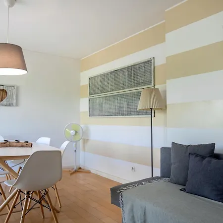 Modern 2-bedroom In Expo Апартаменти